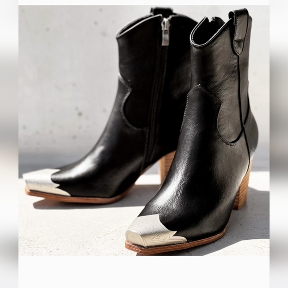 BEAST FASHION Shoes - Black Western Metal Toe Ankle Boots Cowgirl Stacked Heel. Size 7